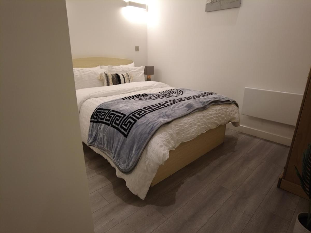 Stylish 2 Bedrooms, 2 Bathrooms With Workspace In Milton Keynes Exterior photo
