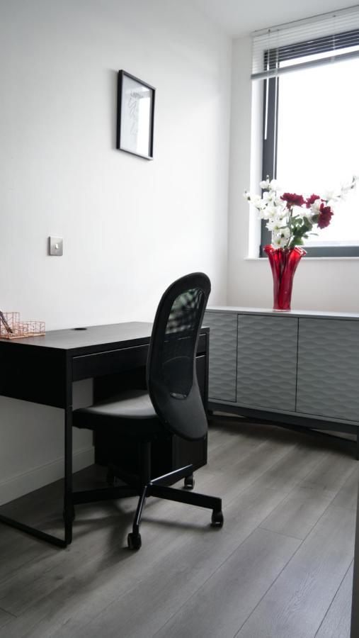 Stylish 2 Bedrooms, 2 Bathrooms With Workspace In Milton Keynes Exterior photo