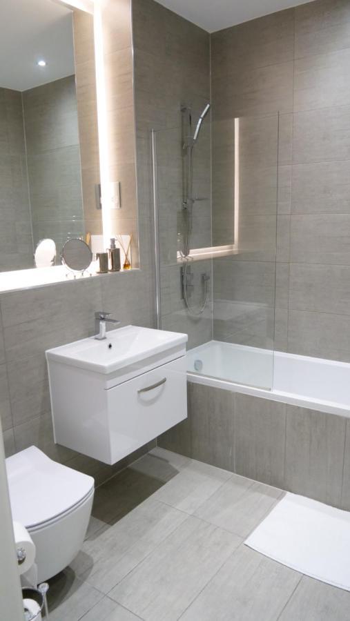 Stylish 2 Bedrooms, 2 Bathrooms With Workspace In Milton Keynes Exterior photo