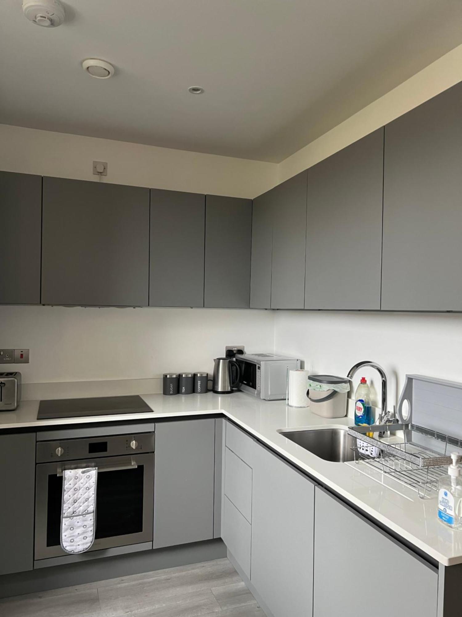 Stylish 2 Bedrooms, 2 Bathrooms With Workspace In Milton Keynes Exterior photo