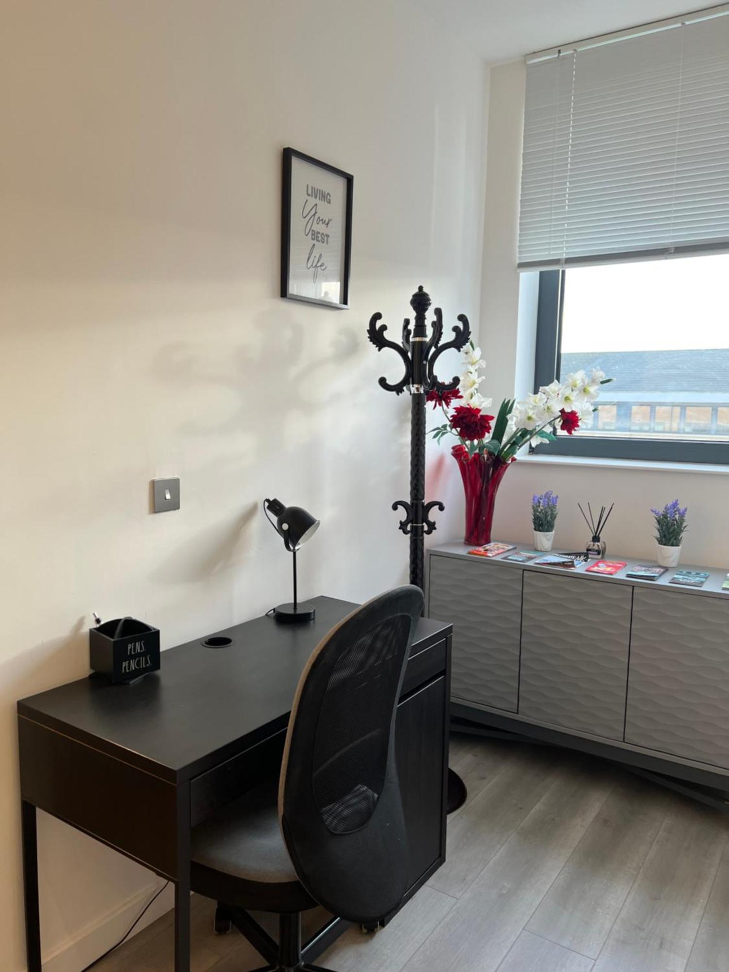 Stylish 2 Bedrooms, 2 Bathrooms With Workspace In Milton Keynes Exterior photo